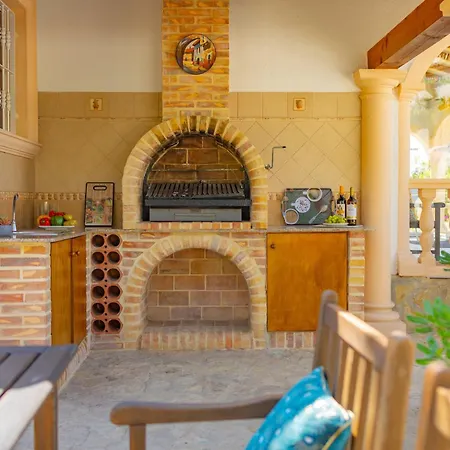 Mona - Plusholidays * Casas de Torrat